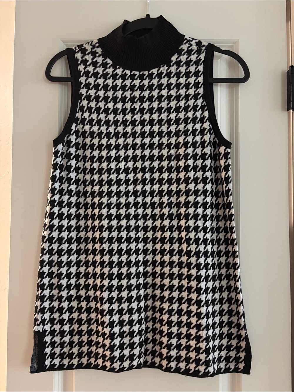 Chico's Black & White Houndstooth Sleeveless Mock Neck Tank
